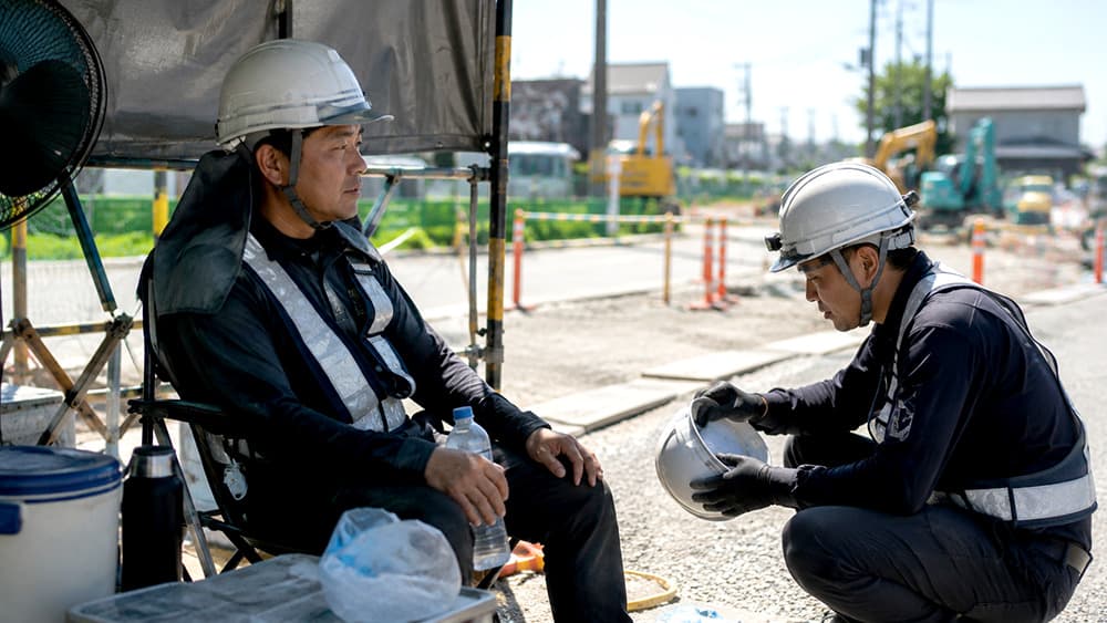 ヘルメット用防暑タレで首元の日差しを防ぐ屋外作業員