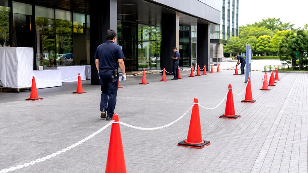 イベント会場や施設通路でプラチェーンを使い導線を作るイメージ