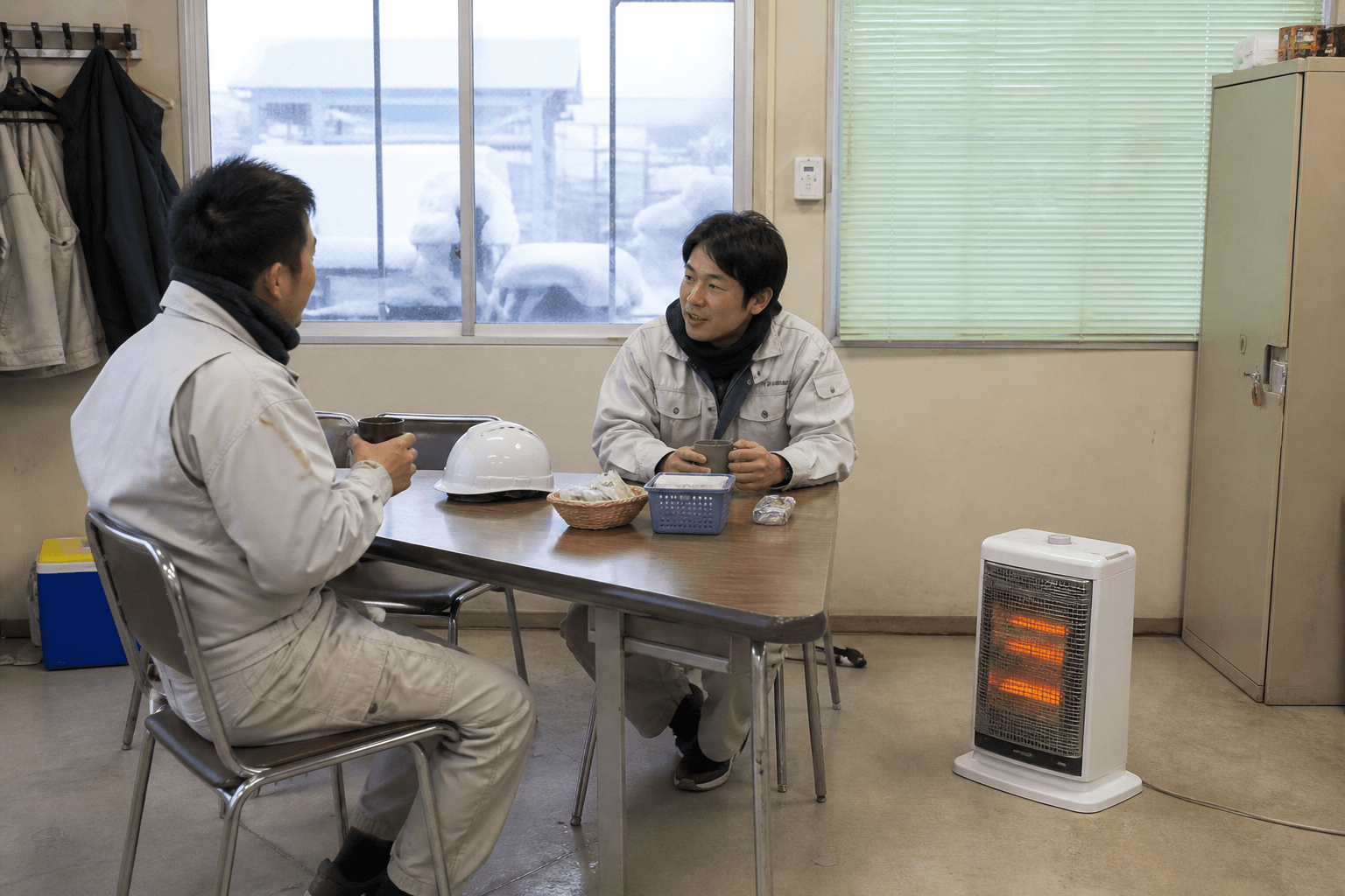 工場の休憩所で小型電気ヒーターを使うイメージ
