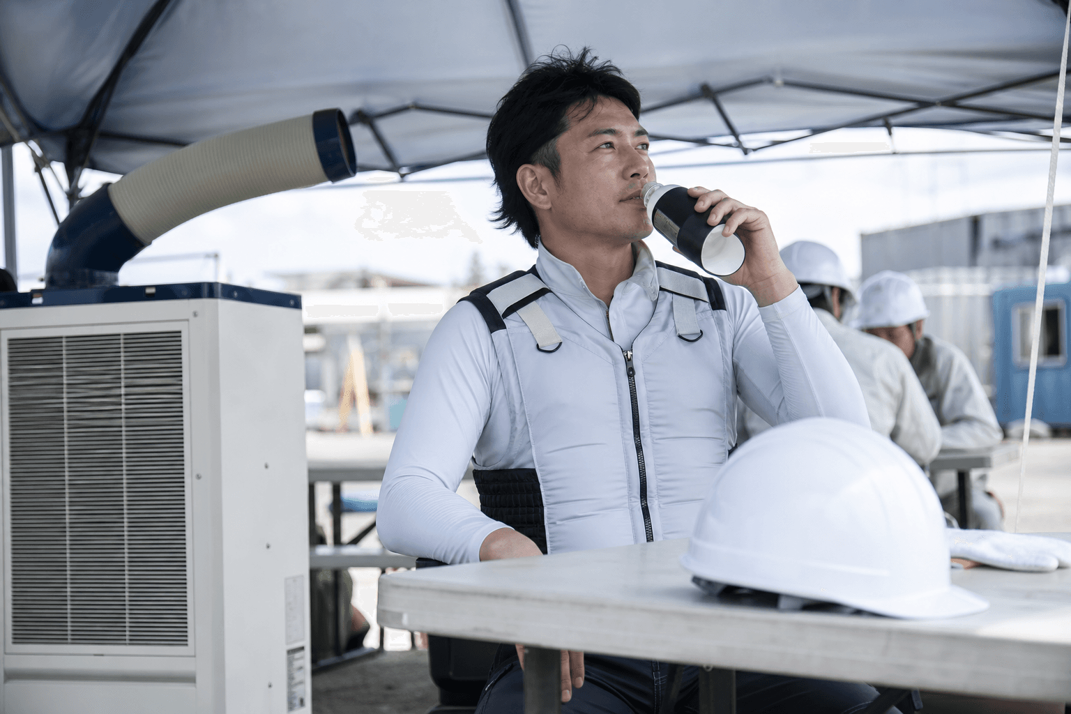 冷却ベストと日陰の休憩所を組み合わせた暑熱対策のイメージ