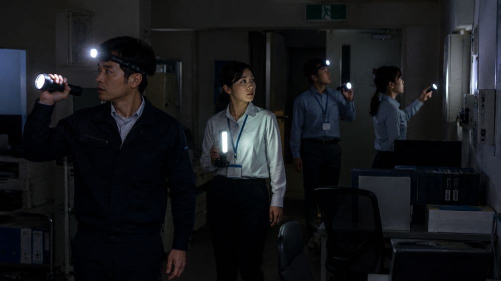 停電時にオフィスで使う充電式懐中電灯とヘッドライトのイメージ