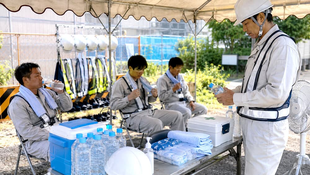 屋外作業現場に設置された熱中症対策の休憩所
