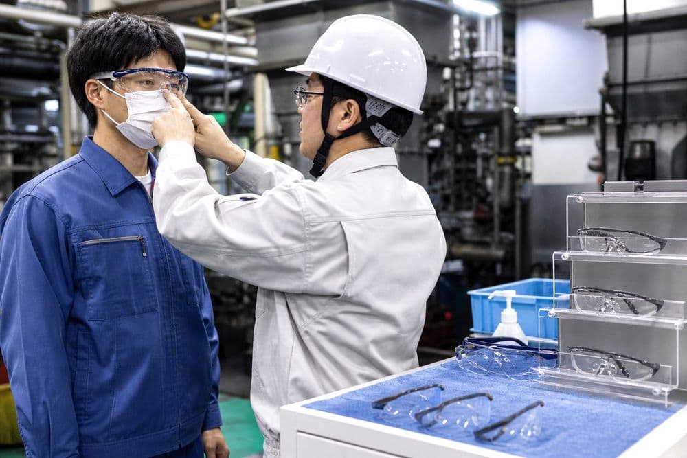 マスク併用や高湿度環境で保護メガネの曇りを確認するイメージ