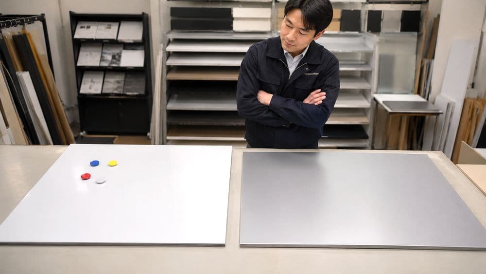 スチール複合板とアルミ複合板を比較するイメージ
