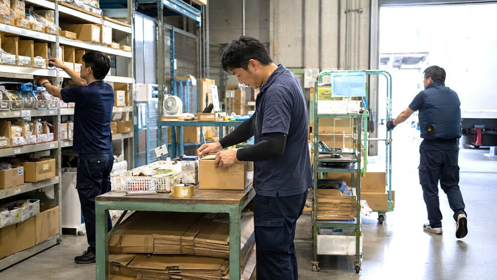 ピッキング・梱包・荷下ろしで夏服装を使い分ける倉庫作業員