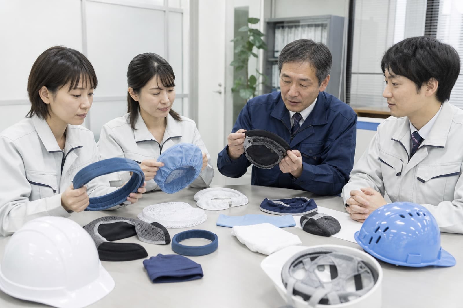 法人担当者が作業者の悩み別にヘルメットインナーを選ぶイメージ