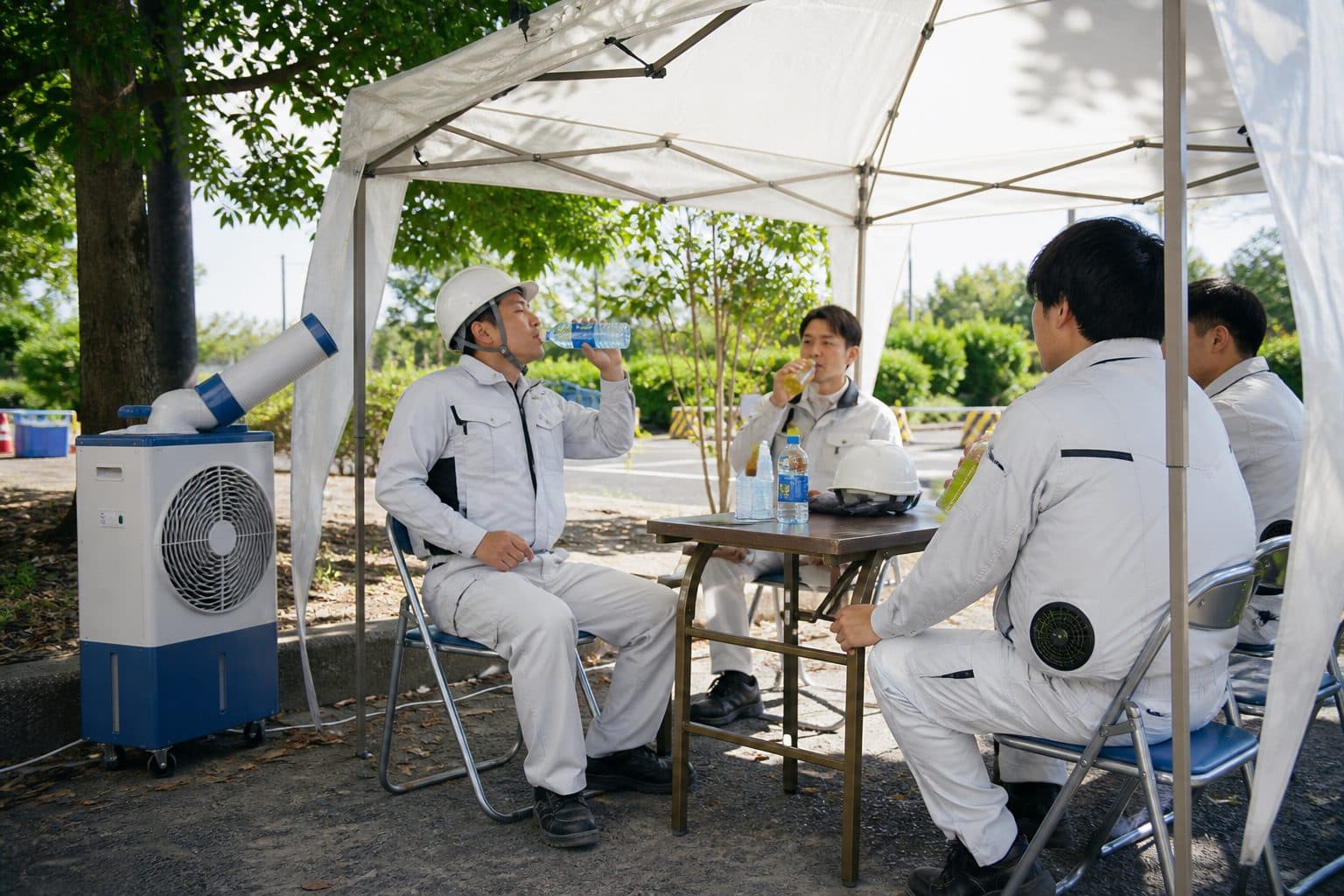 冷風扇やテントで休憩所を整えるイメージ