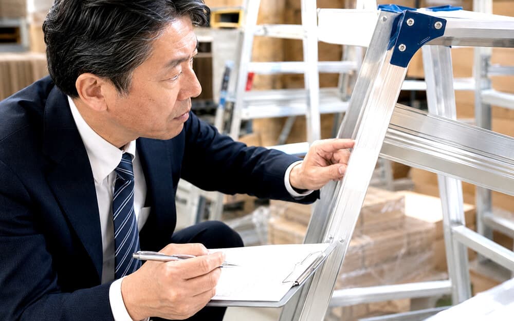 脚立の規格表示や最大使用質量を確認する購買担当者