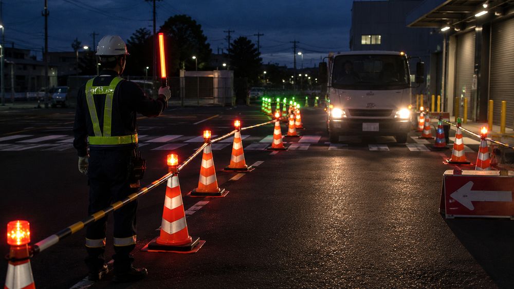 反射コーンやLED灯で夜間の注意喚起を行うイメージ