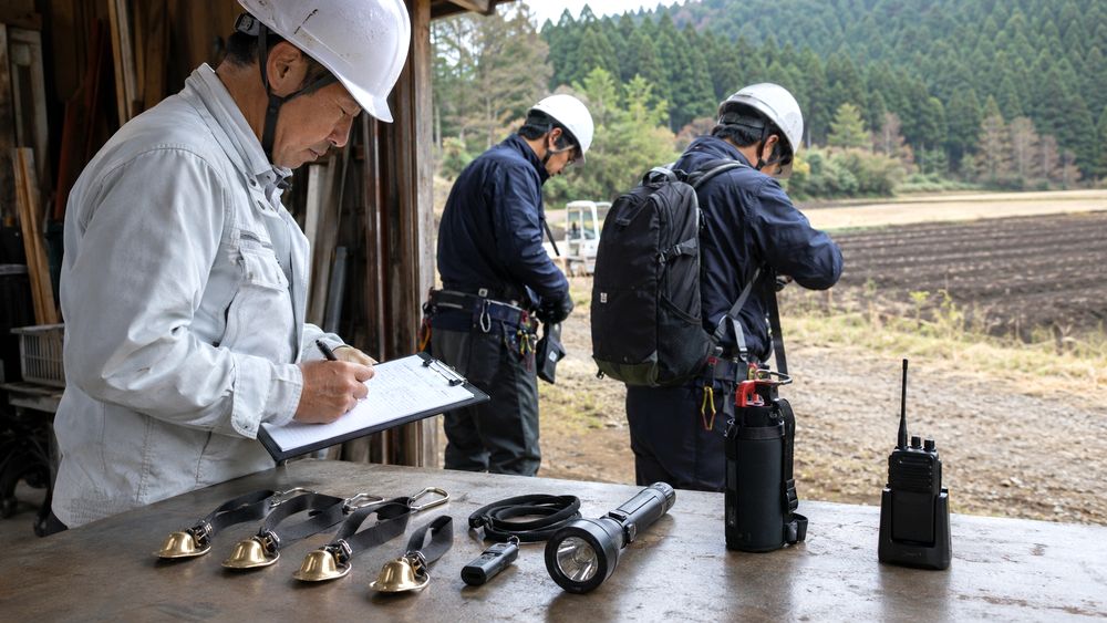 農作業や山林作業で熊対策用品を準備するイメージ