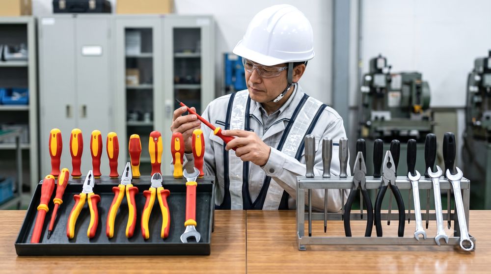 絶縁工具と通常工具の違いを比較するイメージ