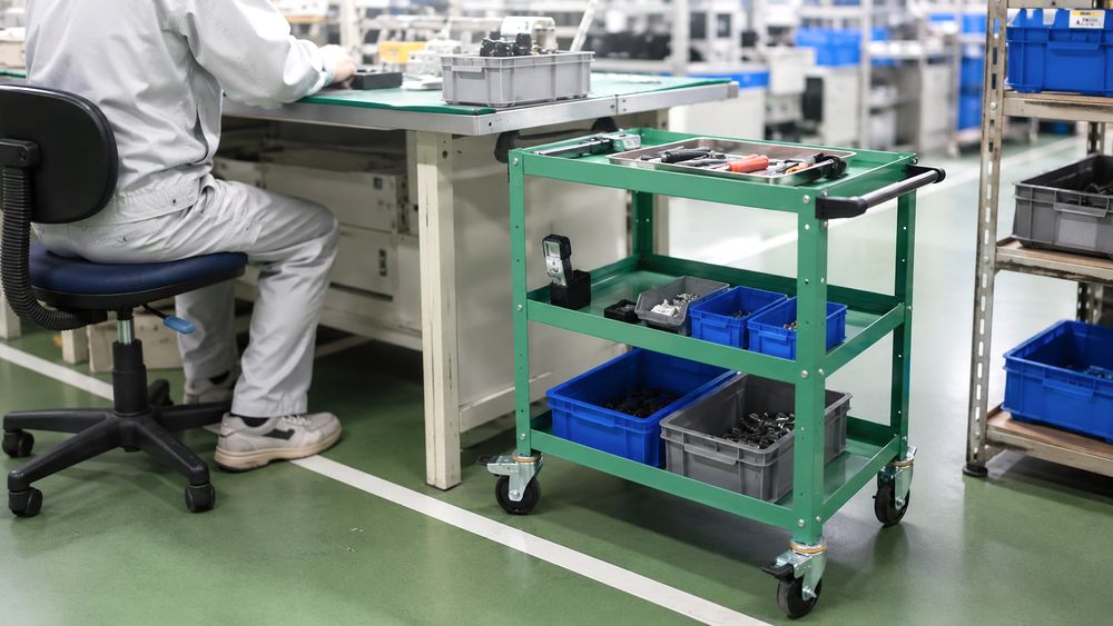 コンパクトワゴンを作業台横に置くイメージ