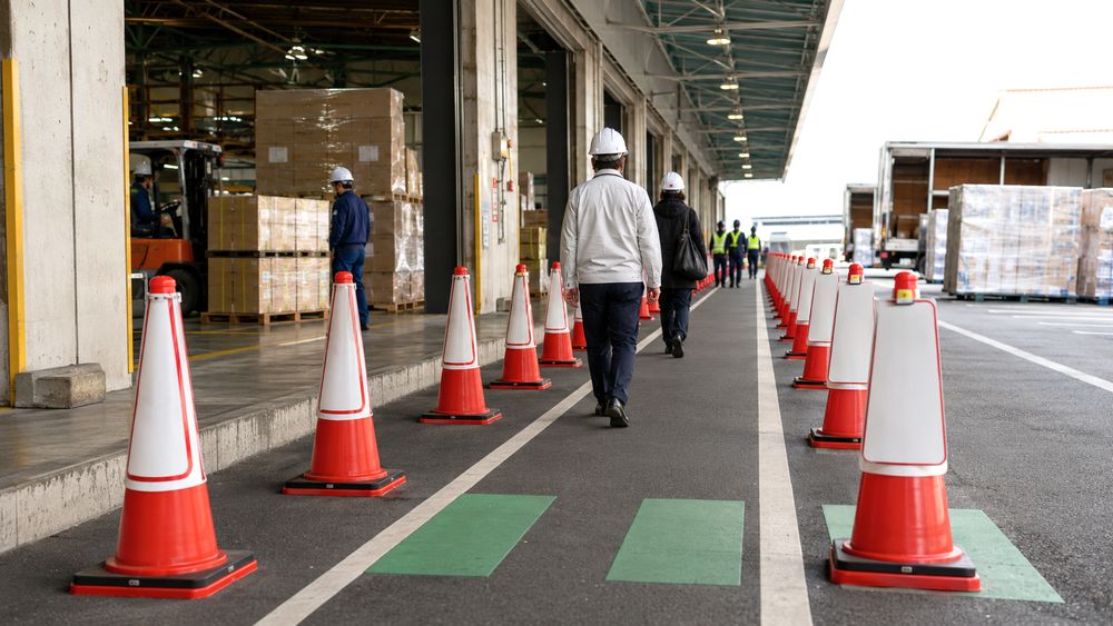 歩行者通路や安全通路をコーンカバーで表示するイメージ