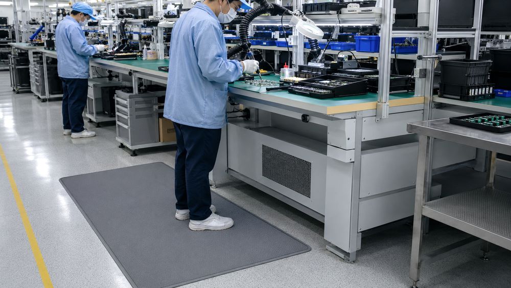 電子部品工場で導電性疲労軽減マットを使うイメージ